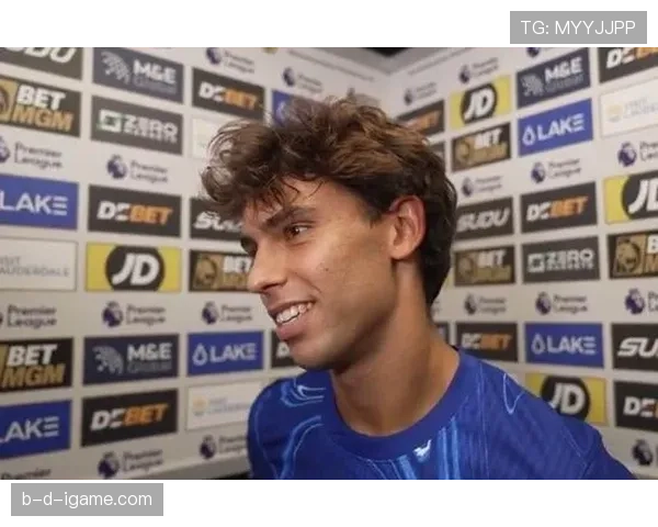 菲利克斯又双叒换发型了，这回连训练都带着墨镜？